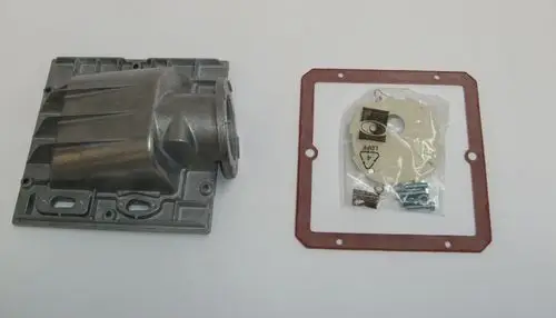 Daikin Brennerabdeckung aus Metall, rechteckig, mit einem runden Anschluss. Dazu eine Dichtung und Schrauben in einer Verpackung.